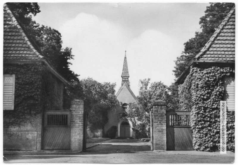 Eingang und Kapelle vom Waldfriedhof Hennigsdorf - 1966