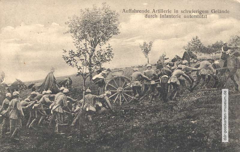 Postkarte mit Kriegsgeschehen an der Front: Auffahrende Artillerie in schwierigem Gelände - 1918