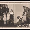 Kinder und "Hitler-Jugend" gratulieren Adolf Hitler zum Geburtstag - 1935