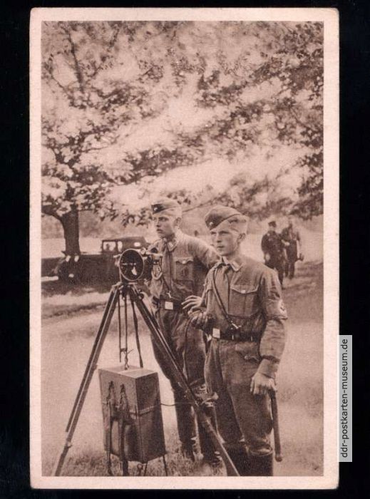 WK II: SA-Nachrichten-Männer am Blinkgerät - 1940