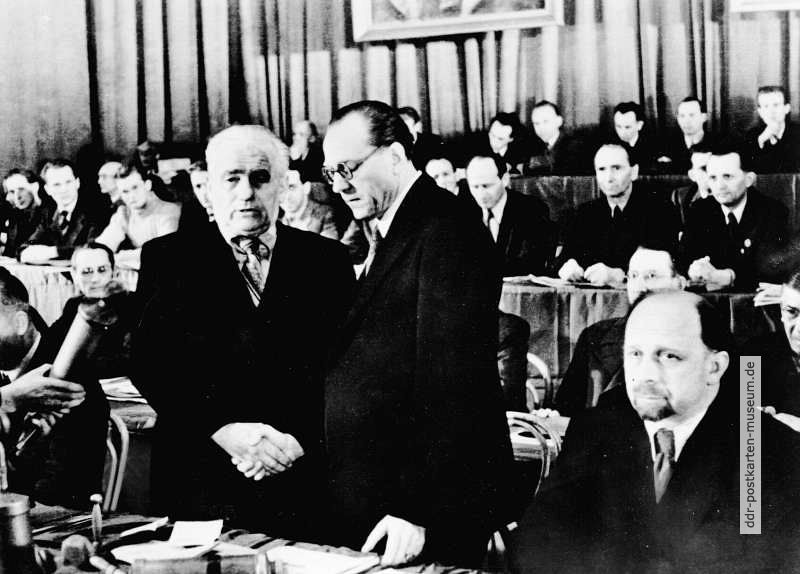 Wilhelm Pieck und Otto Grotewohl, Präsident und Ministerpräsident der 1949 gegründeten DDR - 1950