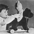 Kind mit Hund und Teddy - 1966
