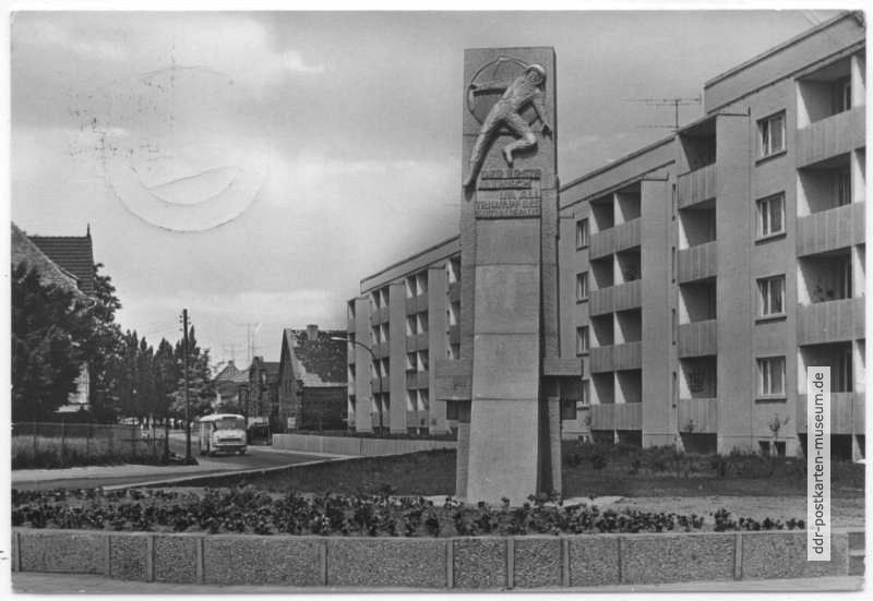 Juri-Gagarin-Straße, Gedenkstein "Der erste Mensch im All - Triumph des Sozialismus" - 1976