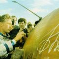 Sigmund Jähn schreibt seinen Namen nach erfolgreicher Rückkehr auf die Landekapsel - 1984