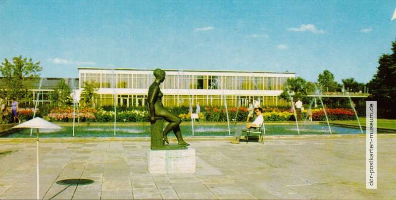 Plastik vor der Zentralgaststätte auf dem IGA-Gelände in Erfurt - 1970