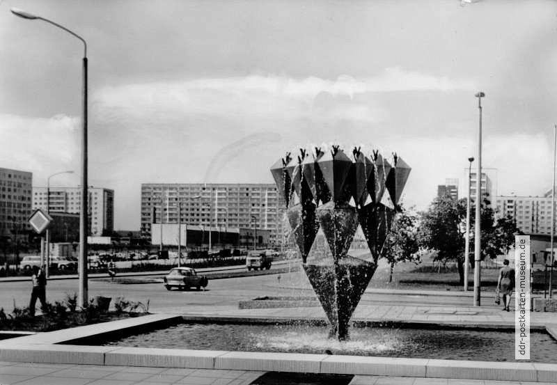 Brunnen am Block 499 in Halle-Neustadt - 1974