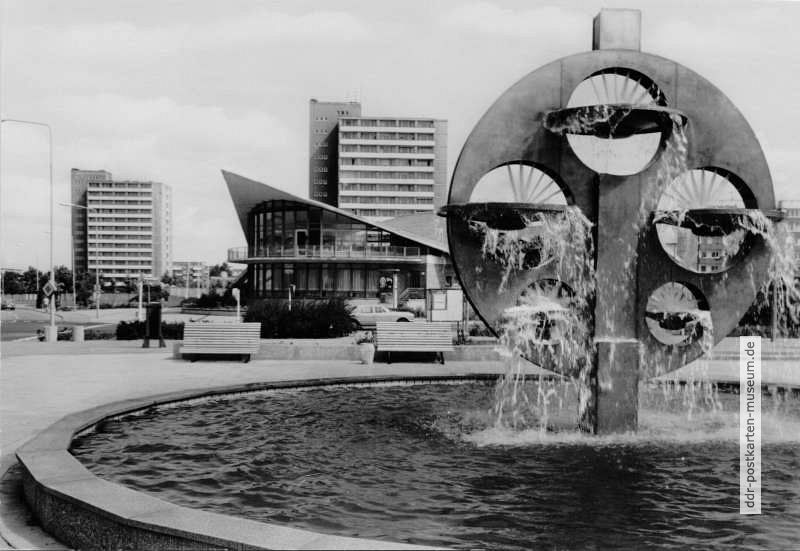 Abstrakter Kosmosbrunnen in Rostock-Südstadt - 1977