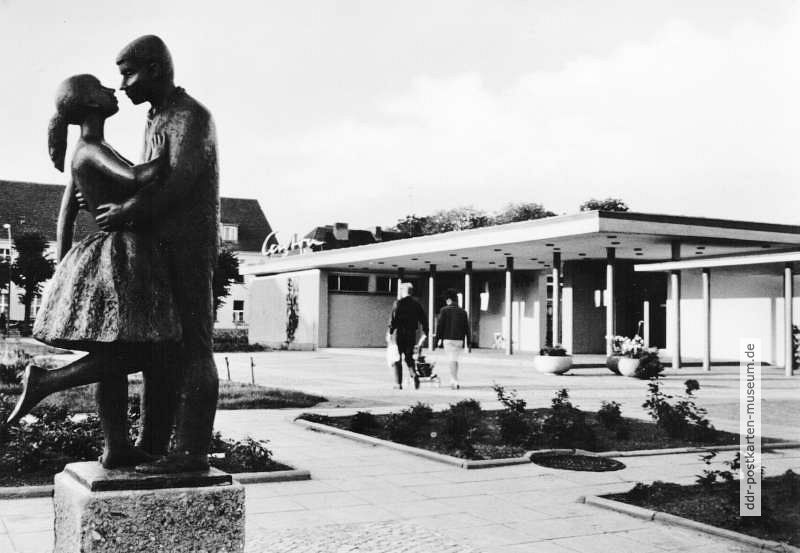 Schwedt, Plastik "Liebespaar" am "Cafe Centra" (heute vor dem Rathaus) - 1966