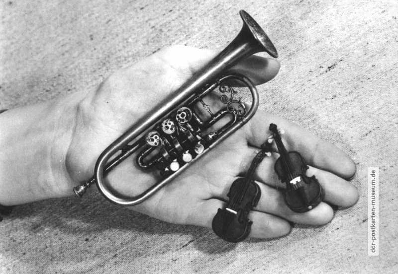 Kleinste Trompete und Miniatur-Violinen im Musikinstrumenten-Museum von Markneukirchen - 1971