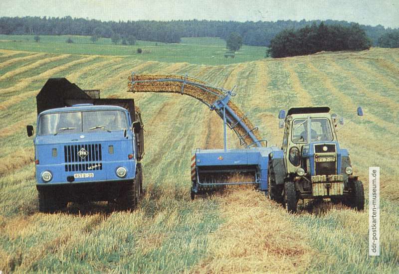 Ernteeinsatz mit Fortschritt-Mähdrescher / Hochdruckpresse K 454 vom VEB Kombinat Fortschritt - 1982