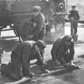 Einst einer der schwersten und heißesten Berufe: Asphaltgießer - 1958