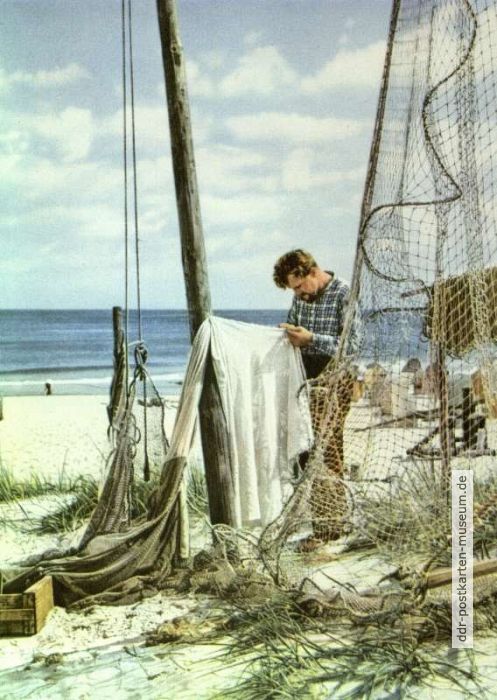 Flickarbeiten am Strand der Insel Usedom - 1965