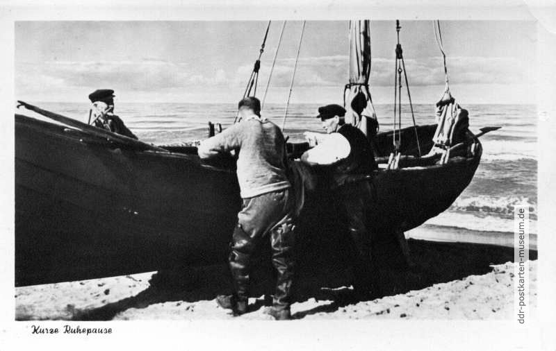 Klönschnack am Fischerboot - 1954
