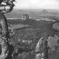 Blick vom Carolafels zum Falkenstein im Schrammsteingebiet - 1955 / 1960