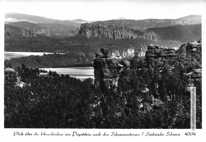 Blick über die Hunskirchen am Papststein nach den Schrammsteinen - 1971
