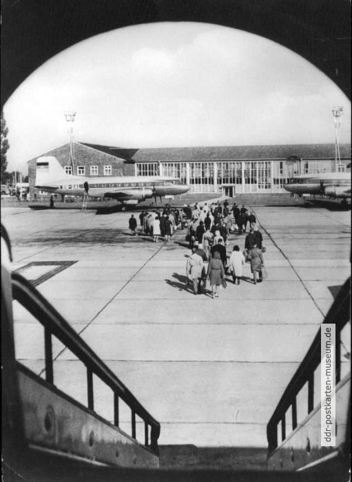 Zentralflughafen Berlin-Schönefeld, Blick aus der Passagierkabine auf die Einreisehalle - 1964