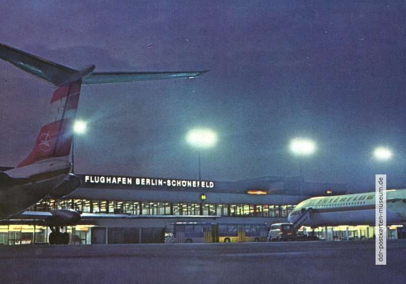 Flughafen Berlin-Schönefeld, "TU 134 A" vor der neuen Passagierabfertigung - 1976