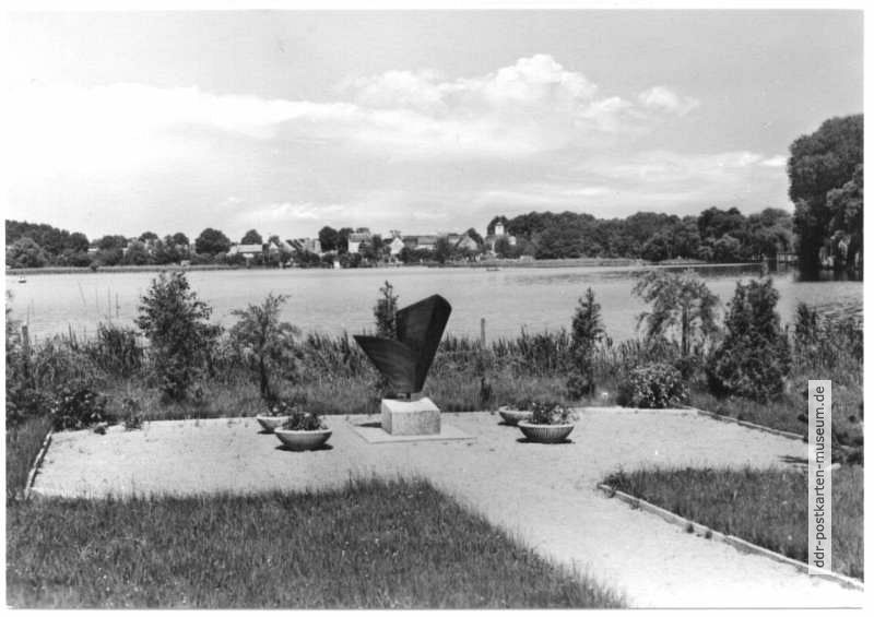 VVN-Denkmal im Park am Nesselpfuhlsee - 1978