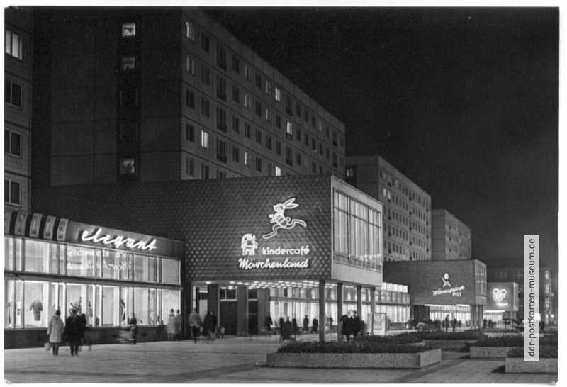 Karl-Marx-Straße bei Nacht, Kindercafe "Märchenland" - 1966