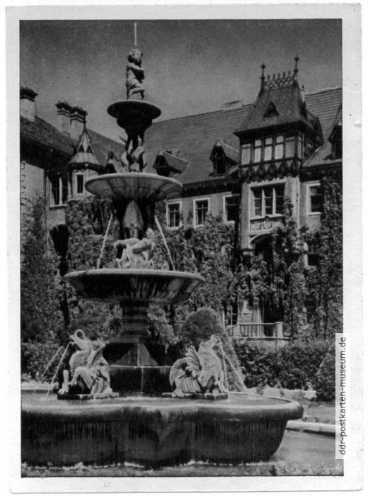 Brunnen im Innenhof von Schloß Landsberg - 1954