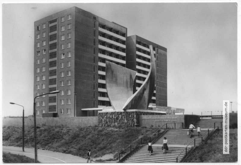 Hochhaus am Thomas-Müntzer-Ring mit Bodenreform-Denkmal - 1977