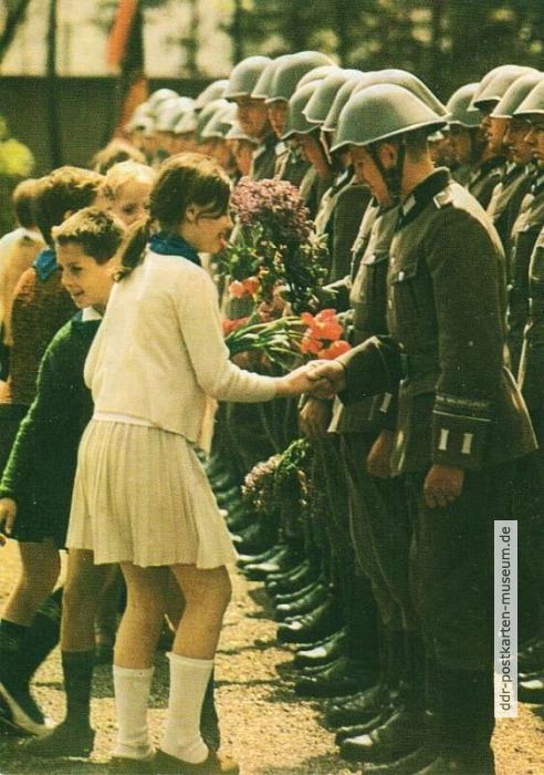 Junge PIoniere beglückwünschen Soldaten der NVA anläßlich ihrer Vereidigung - 1970