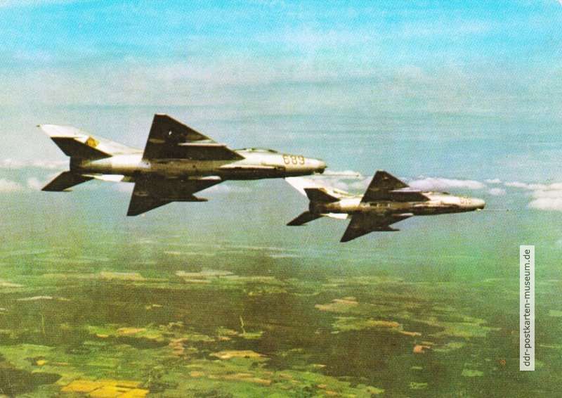 Jagdflugzeuge "MIG" beim Übungsflug - 1975