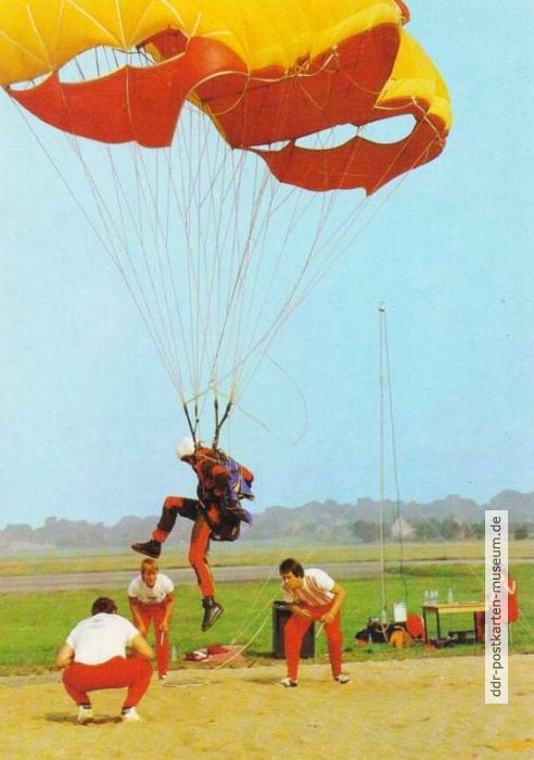 GST-Fallschirmsportler bei der Landung auf der Nullscheibe - 1987