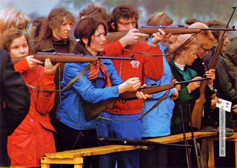 Luftgewehrschießen bei der GST im Wettkampf "Signal DDR 30" - 1979-Schiessen-0