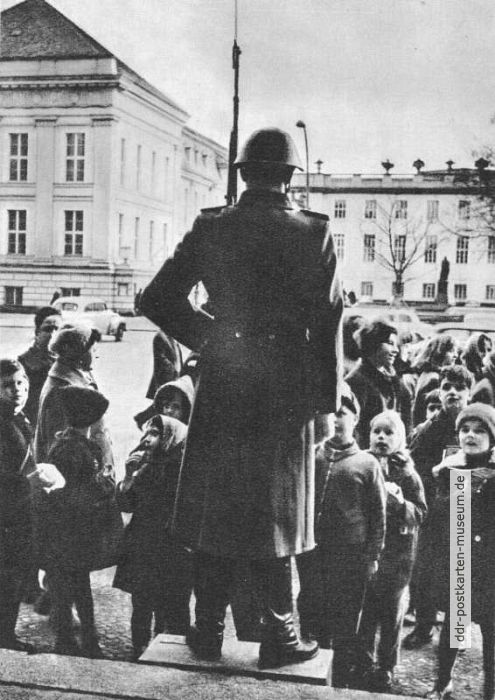 Wachposten am Mahnmal für die Opfer des Faschismus und Militarismus - 1970
