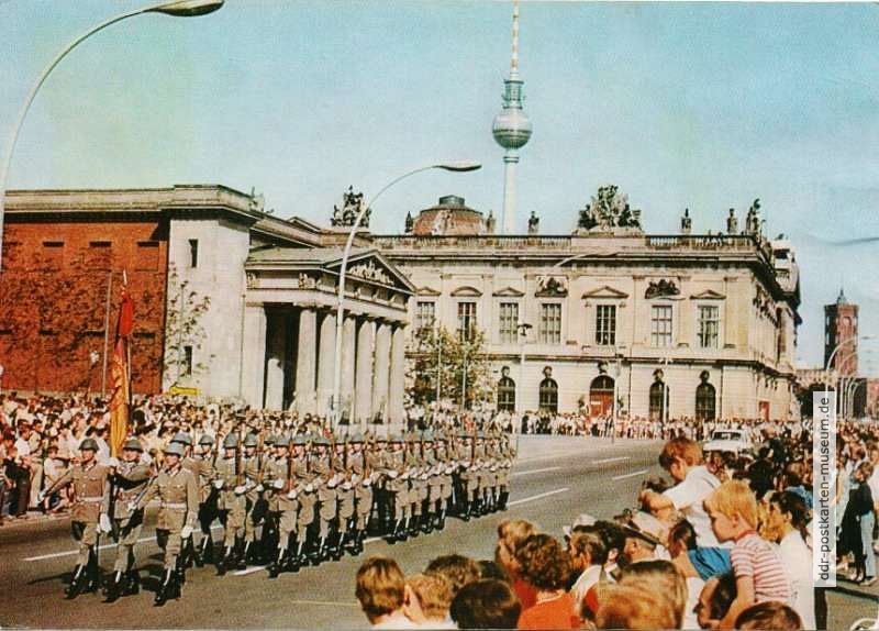 Großer Wachaufzug der NVA am Mahnmal für die Opfer des Faschismis und Militarismus - 1970