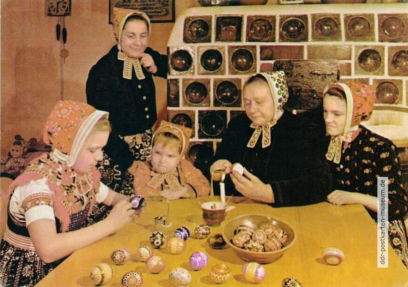 Sorbische Frauen und Mädchen beim Ostereierverzieren - 1977