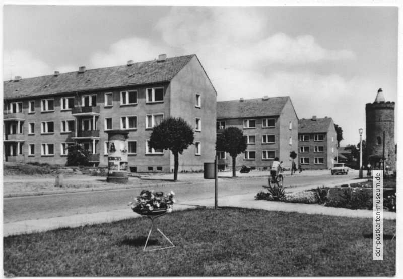 Neubauten an der Ernst-Thälmann-Straße, Storchenturm - 1965
