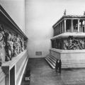 Pergamon-Altar und Ostfries des Großen Altars "Kampf der Athena" - 1964