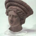 Antikensammlung - Männlicher Kopf mit doppeltem Kranz (Tarentinisch, frühes 4.Jahrhundert v.u.Z.) - 1986