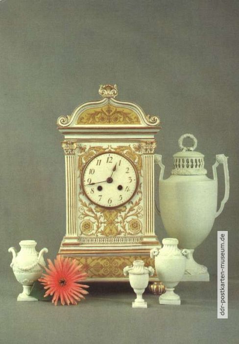 Porzellansammlung, Neoklassizistische Stutzuhr mit historischen Goldornament-Motiven - 1982