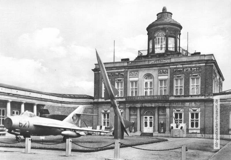 Mittelgebäude des Armeemuseums, MIG und Abwehrrakete - 1968