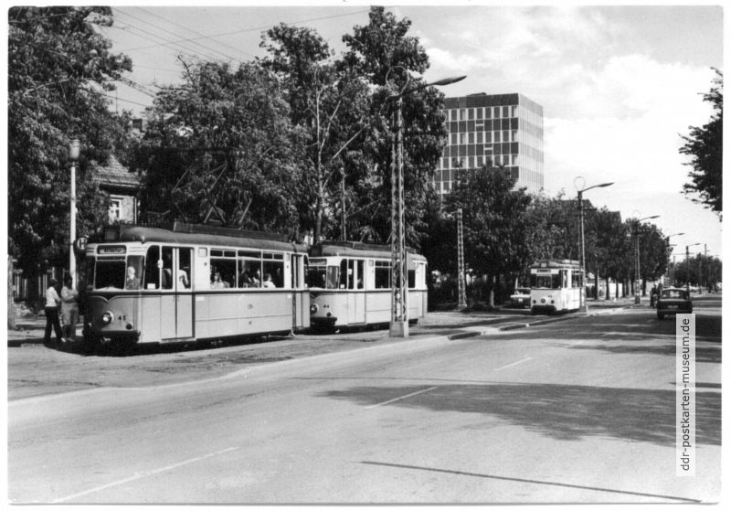 Leninalle, Straßenbahn Linie 45 Haltestelle Grimmel / Drei Linden - 1975