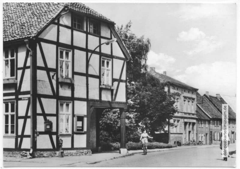 Straße des Friedens Ecke Kirchplatz, Altes Fachwerkhaus - 1967