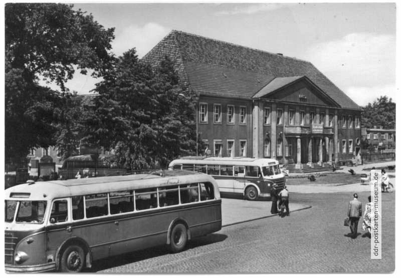 Bushaltestelle am Postamt - 1969