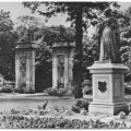 Luise-Henriette-Denkmal mit Parktor am Schloß - 1964