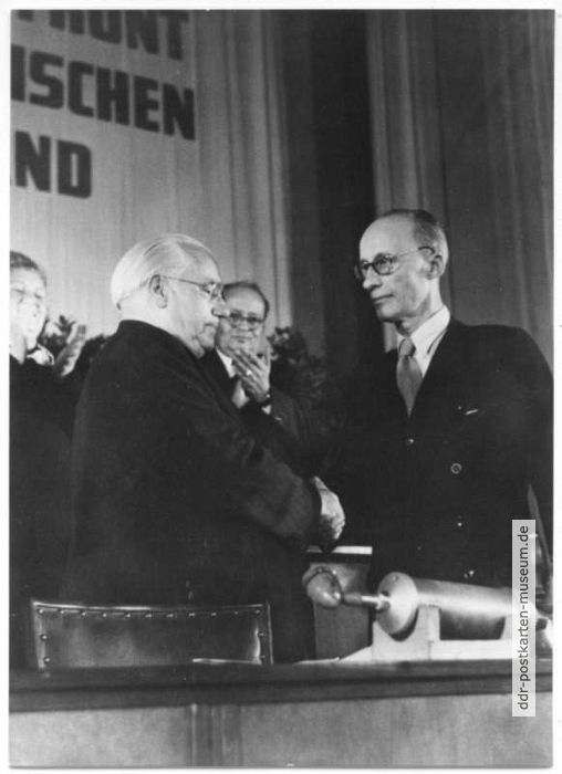 Volkskammerpräsident Johannes Dieckmann gratuliert Wilhelm Pieck zur Wahl zum Präsidenten der DDR - 1970