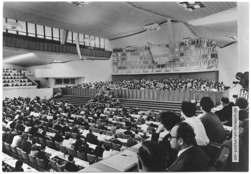 Gäste und Delegierte des 7. FDGB-Kongreß in der Werner-Seelenbinder-Halle - 1968