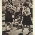 Junge Pioniere bei der Blumenniederlegung am 8. Mai - 1951