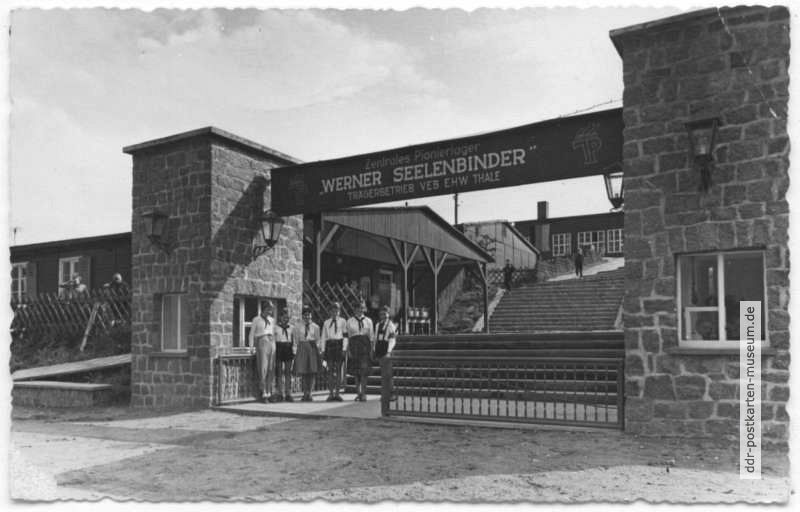 Eingang vom Zentralen Pionierlager des VEB EHW Thale "Werner Seelenbinder" in Güntersberge - 1964