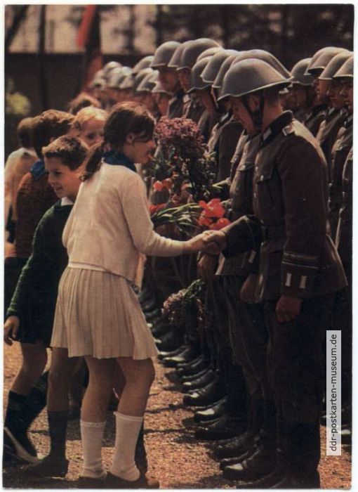 Junge Pioniere beglückwünschen Soldaten der NVA anläßlich ihrer Vereidigung - 1975