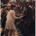 Junge Pioniere beglückwünschen Soldaten der NVA anläßlich ihrer Vereidigung - 1975