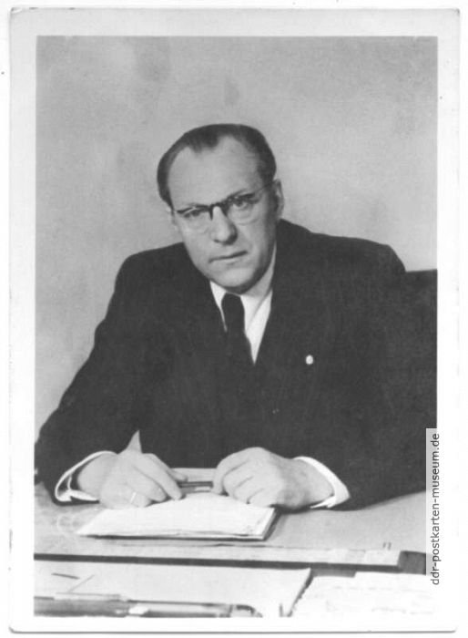 Ministerpräsident Otto Grotewohl im Arbeitszimmer seines Amtssitzes - 1952