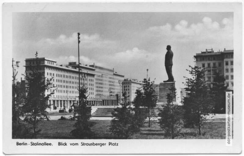 Berlin, Stalin-Denkmal an der Stalinallee - 1953