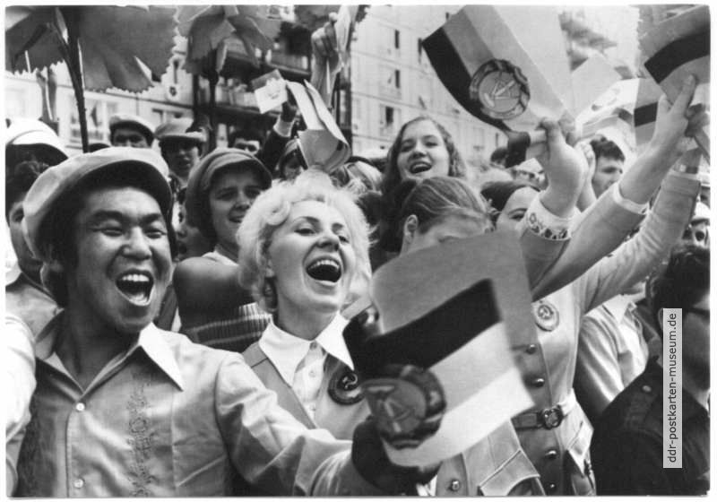Mit einer lebenssprühenden Demonstration grüßt die Jugend der DDR die Jugend der Welt - 1973